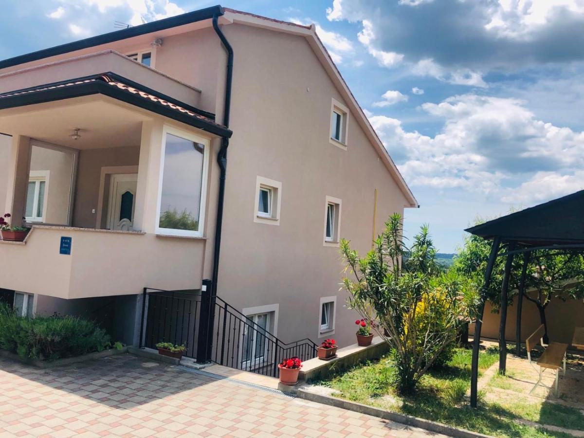 Apartments Zdenka ลาบิน ภายนอก รูปภาพ