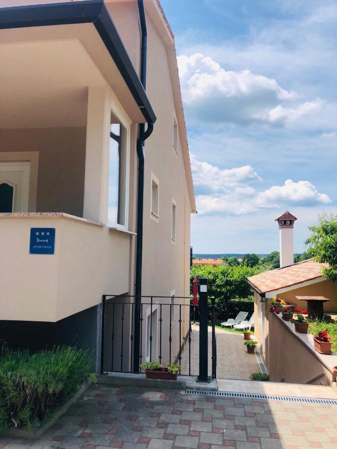 Apartments Zdenka ลาบิน ภายนอก รูปภาพ